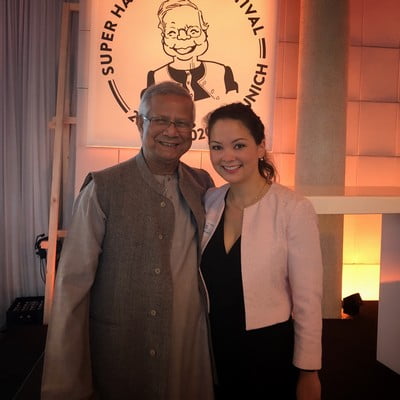 Nari Kahle und Friedensnobelpreistraeger Muhammad Yunus gemeinsam auf der Social Business Konferenz in Berlin als Testimonial für das Buch von Nari Kahle ""Mobilität in Bewegung""