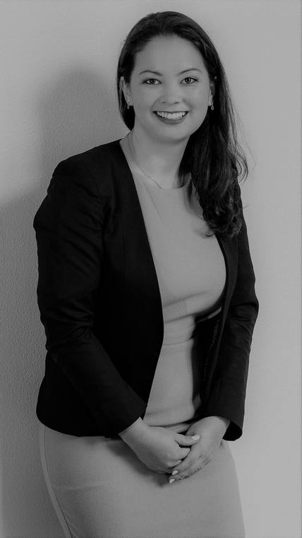 Ein schwarzweiß Foto von Nari Kahle die seitlich vor einer weißen Wand steht und von Paul Meixner erstellt wurde