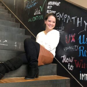 Nari sitzt auf einer Treppe im Berliner Digital:Lab nach einem Interview zu sozialer Nachhaltigkeit